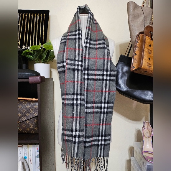 ❌SOLD❌ 🩶Burberry Novacheck Scarf🩶 - Picture 10 of 10